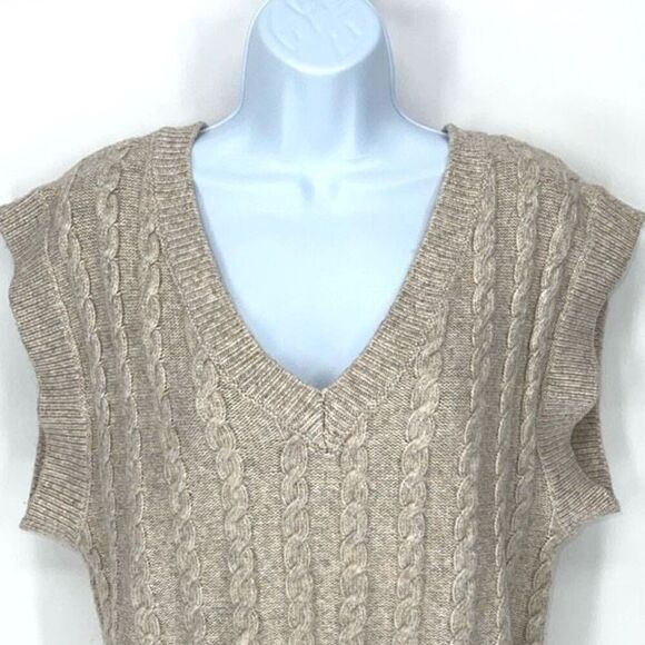 Cupcakes and Cashmere Womens V-Neck Boxy Sleeveless Cable Knit Sweater Vest Tan - Picture 2 of 8